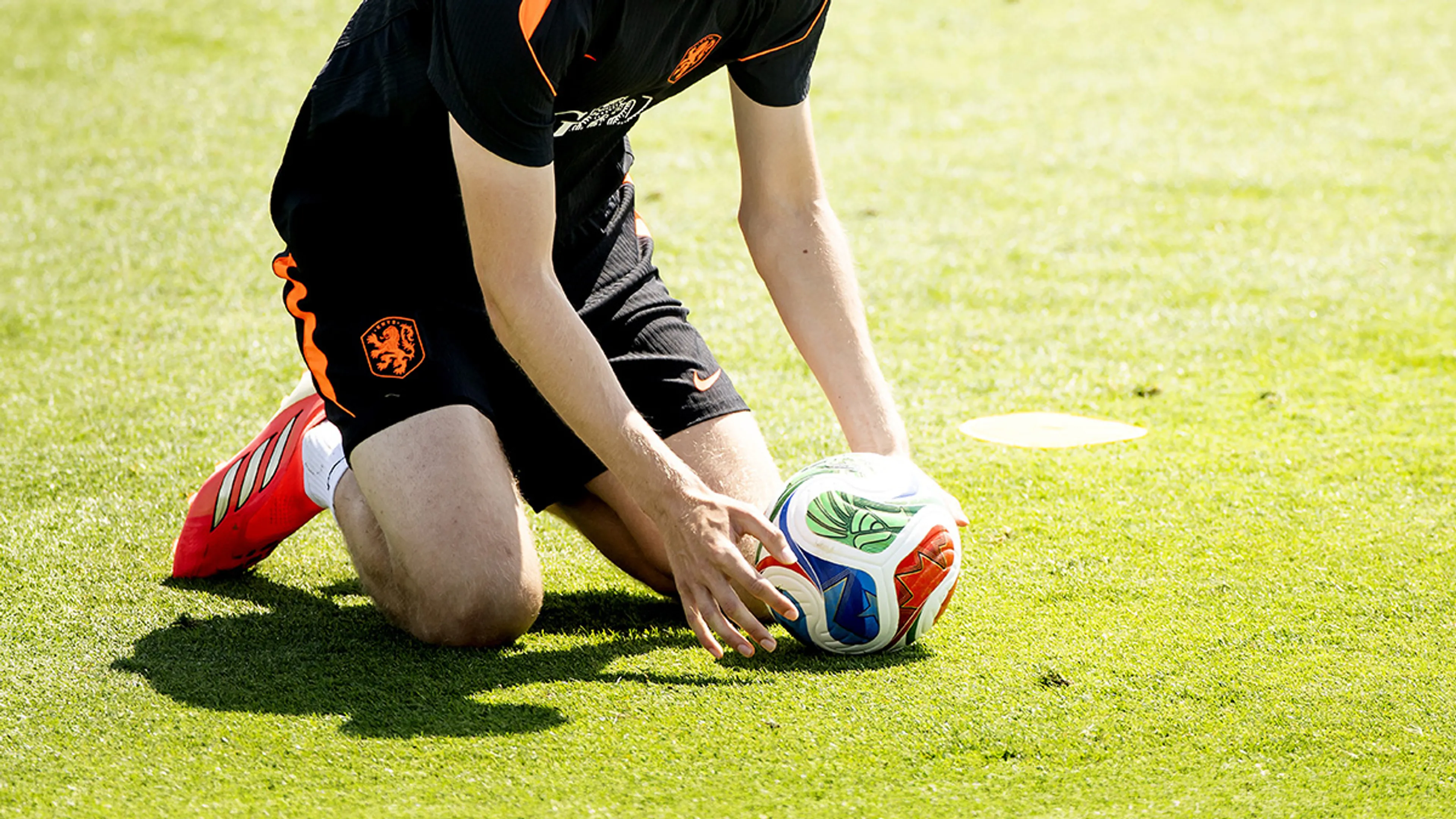 Altijd eerst de rechtervoet het veld op: waarom voetballers zo vasthouden aan kleine rituelen