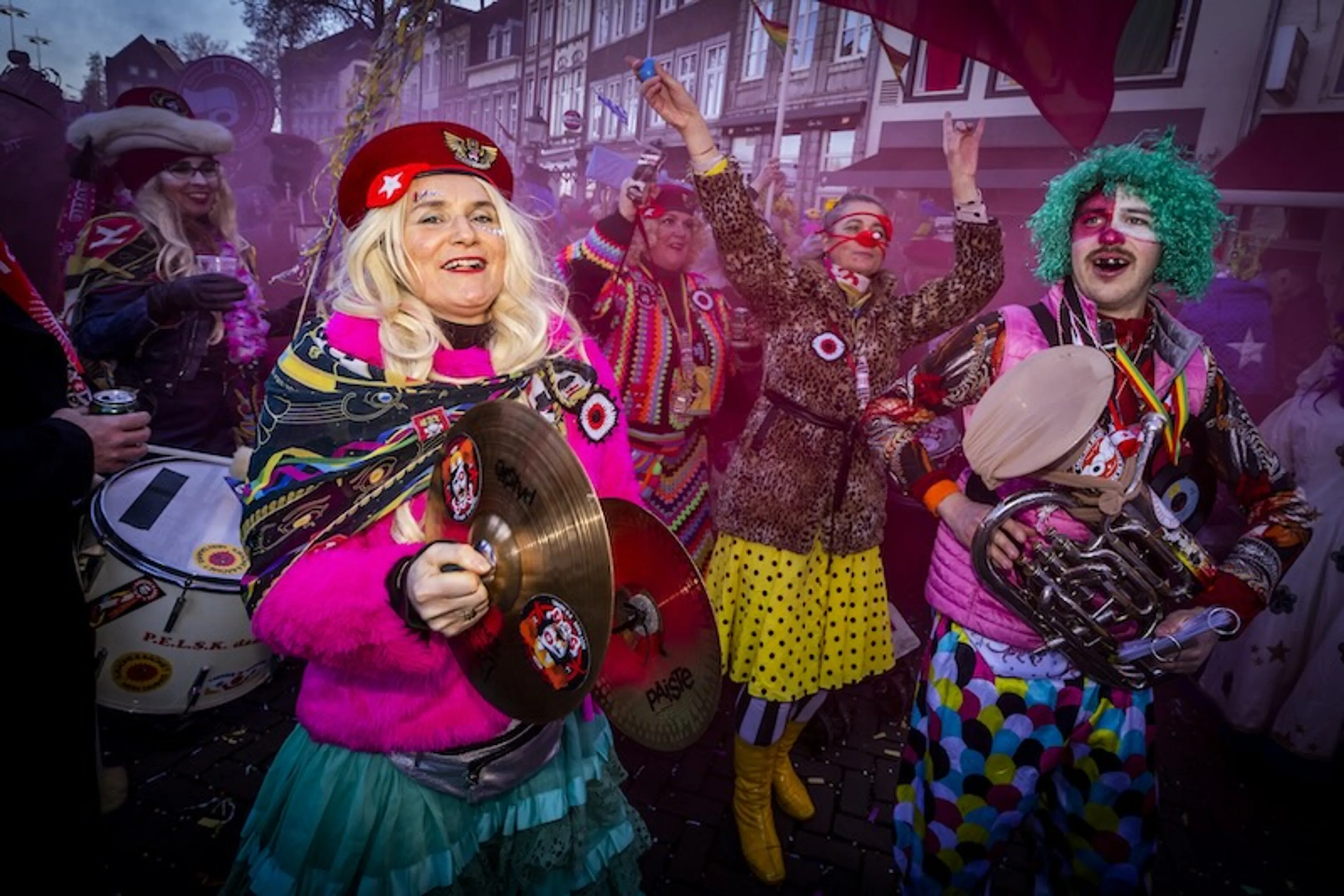 Carnavalsoptocht in de straten van Maastricht