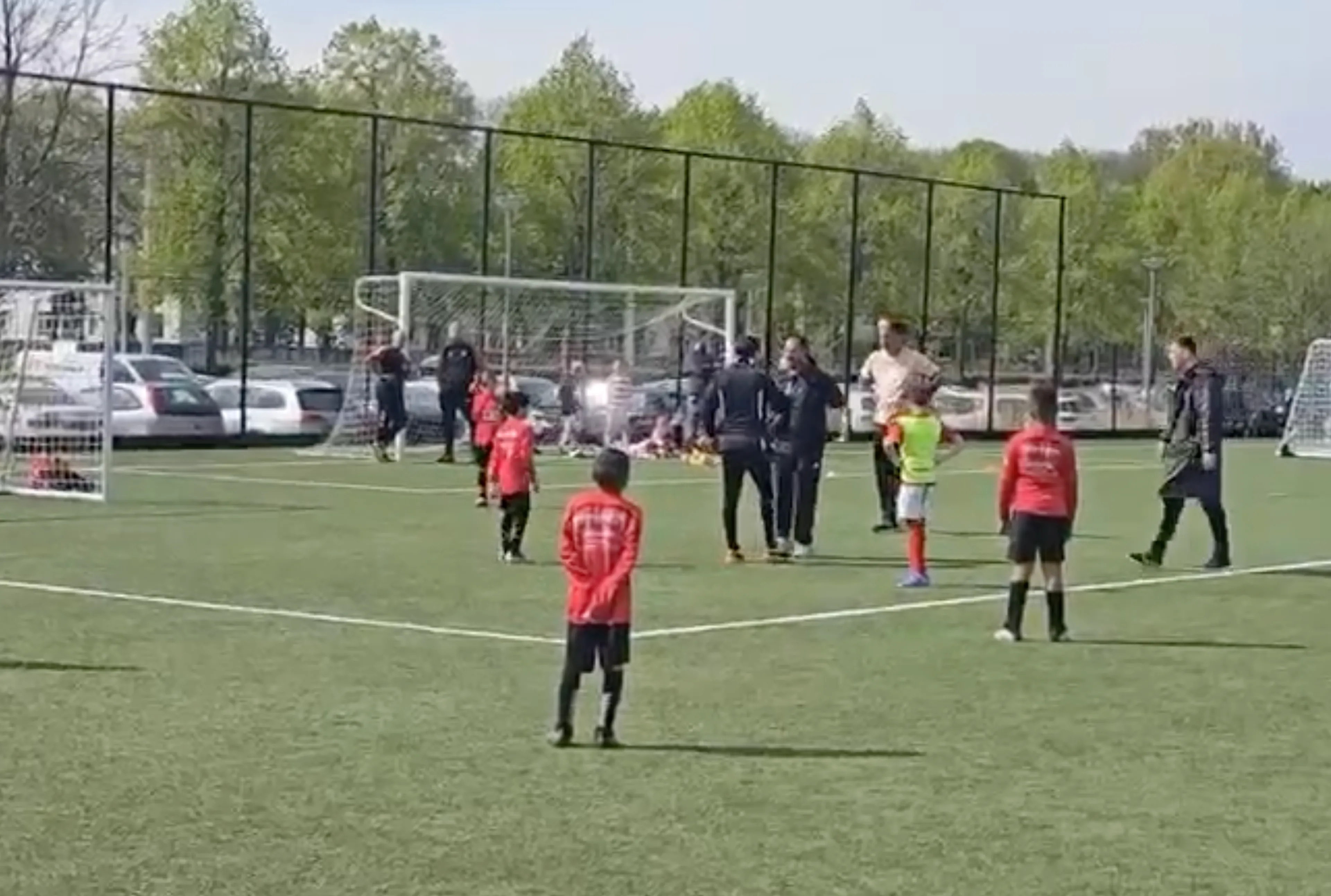 Een screenshot van de beelden waarop Jeffrey Lang, de vader van Noa Lang, in elkaar wordt geslagen.