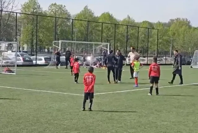 Een screenshot van de beelden waarop Jeffrey Lang, de vader van Noa Lang, in elkaar wordt geslagen.