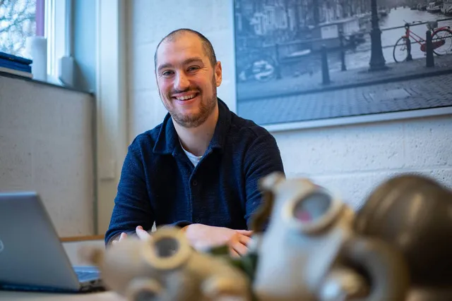 Gijs Korenblik is leraar geschiedenis en maatschappijleer. Hij vindt niet dat we onze kinderen onnodig bang maken voor oorlog. Hij schreef zelfs een lesbrief over de Derde Wereldoorlog.