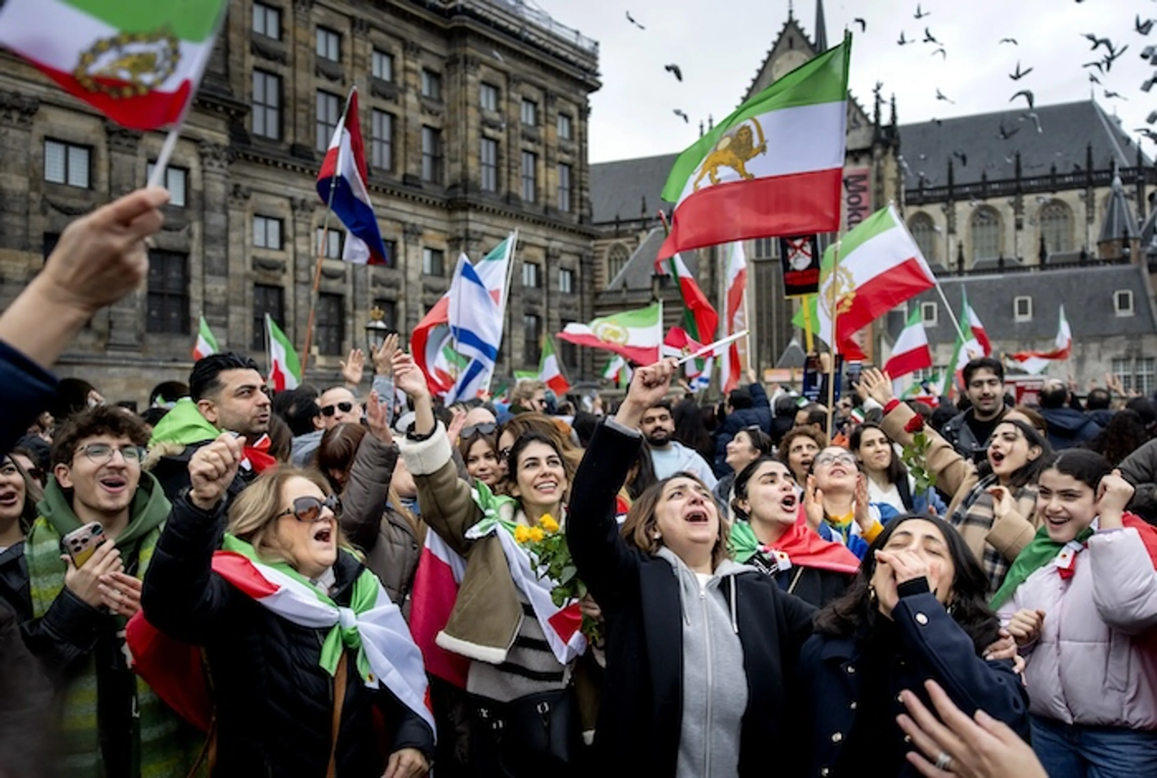 Blije Iraniërs op de dam in Amsterdam na aanval VS en Israël, komt er een oorlog met iran?