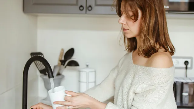 Hysterie op TikTok: influencers claimen dat kraanwater slecht voor je is. Deze vrouw haalt water uit de kraan.