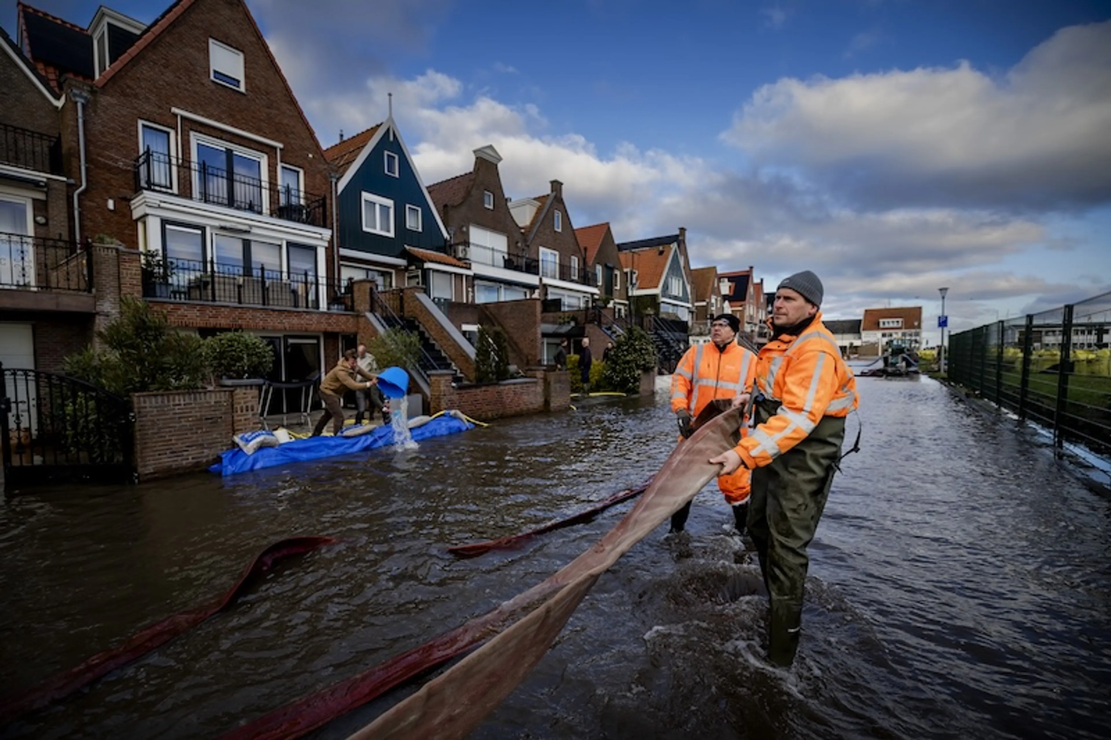 Rondom het Markermeer werden in 2024 op verschillende plekken zandzakken geplaatst om de dijken te versterken, en de huizen te beschermen, tegen het zeer hoge waterpeil wat door de wind wordt opgestuwd.