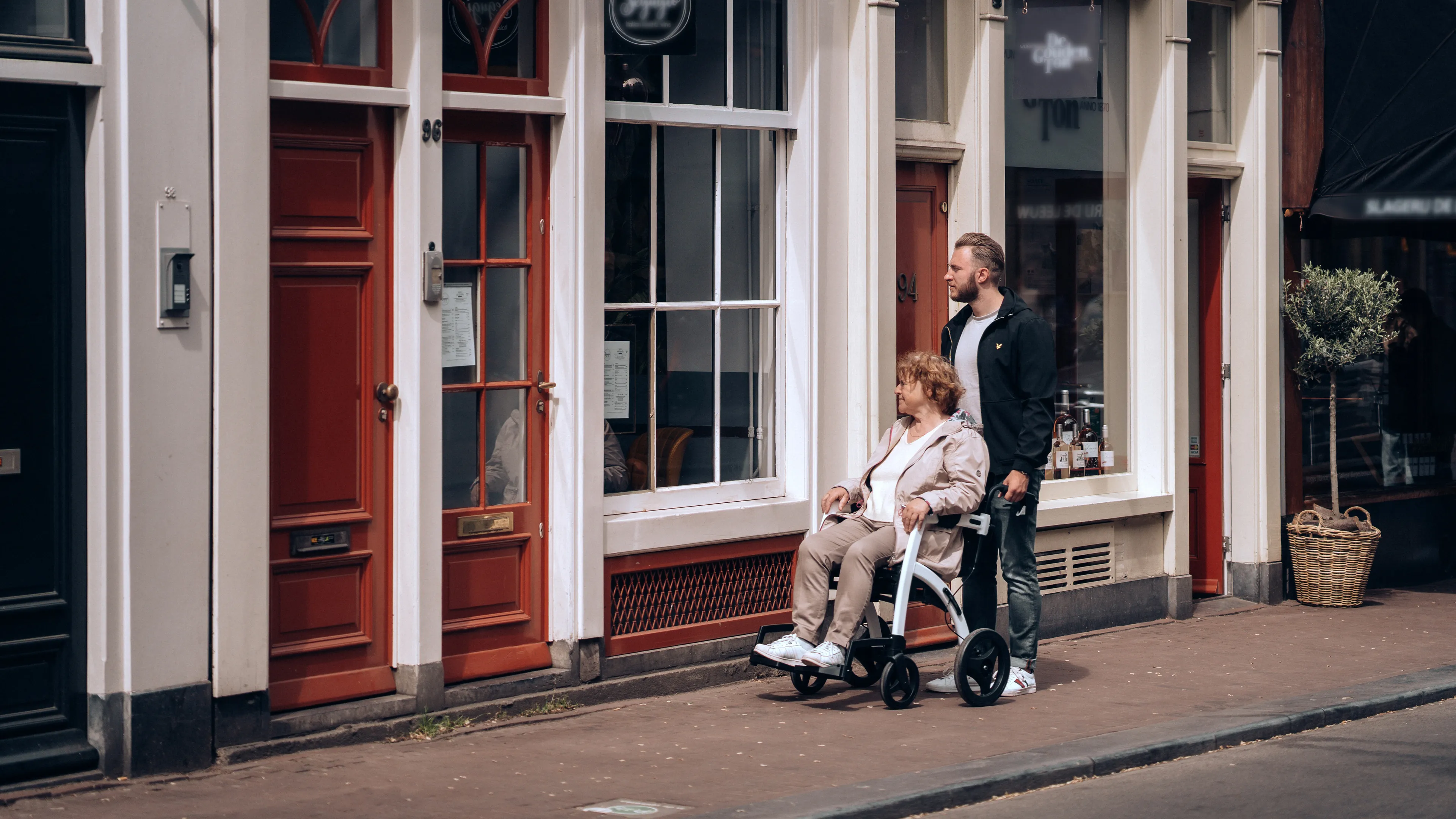 Maak een wandeling met iemand in de buurt