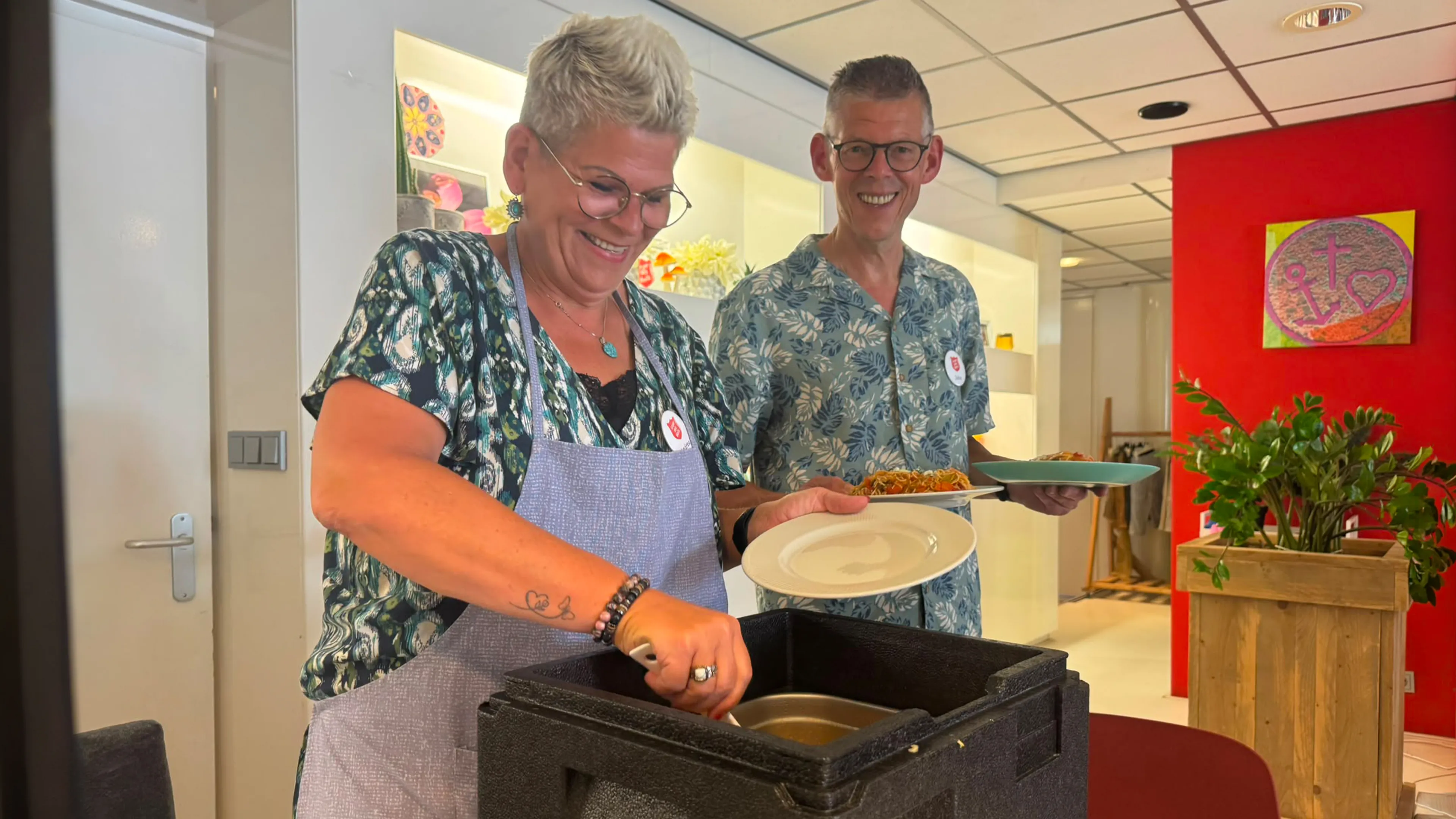 Samen eten in buurthuiskamer 'Bij Bosshardt' in Bergen op Zoom