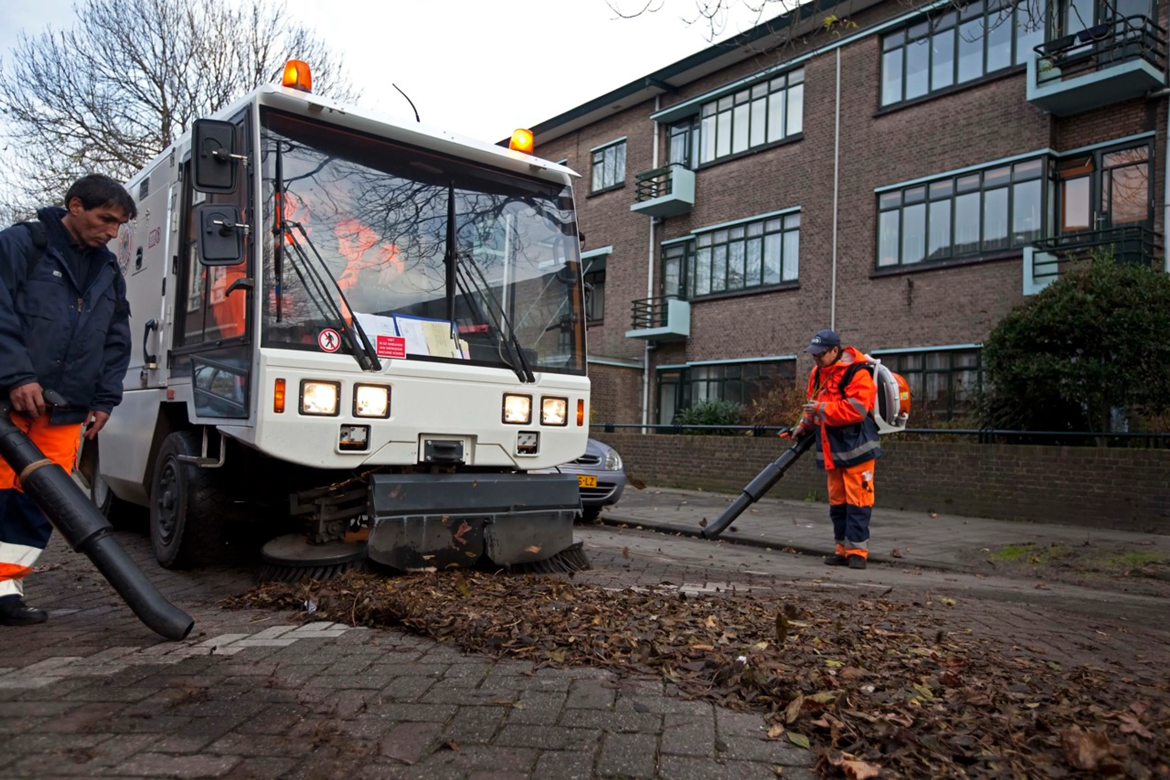 Moet de bladblazer verboden worden? 'Bloedirritant'