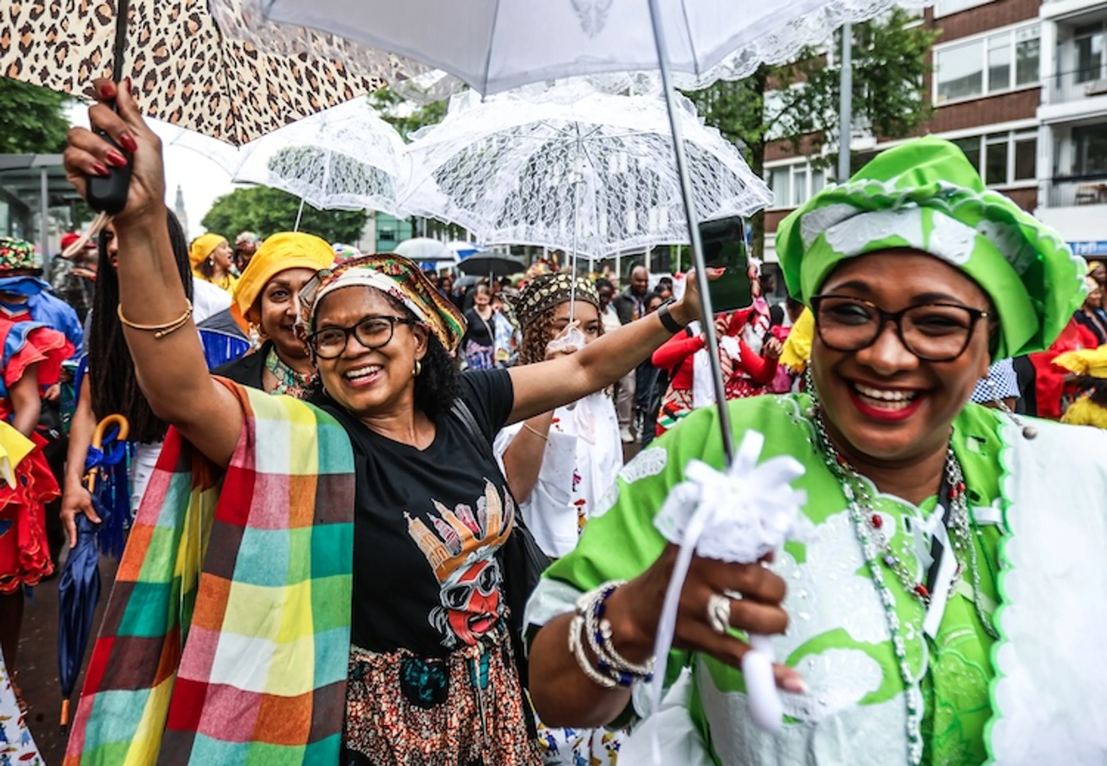 De feestelijke Keti Koti-optocht in Amsterdam, oftewel de Bigi Spikri.