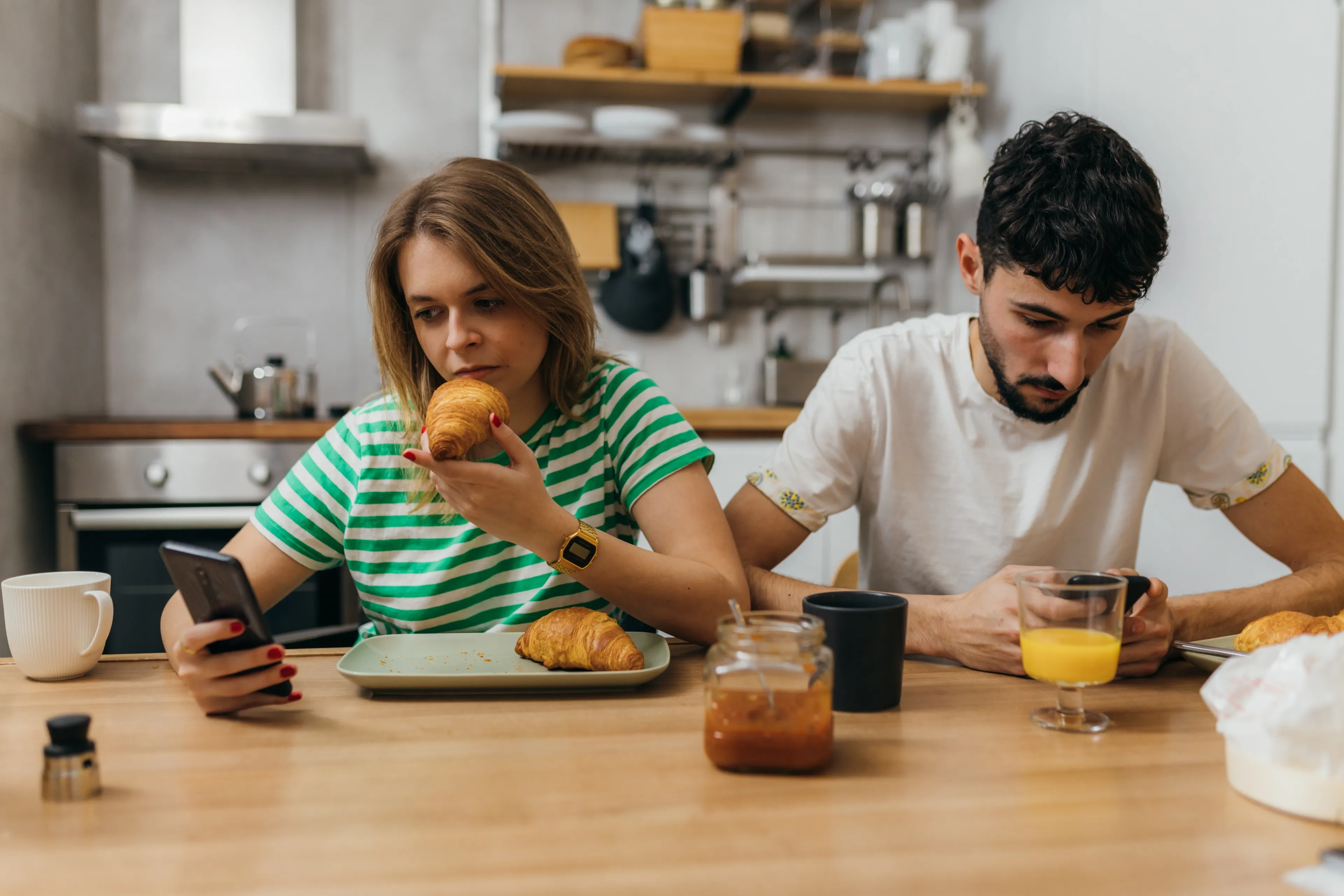 Open relaties zijn een hype, Doortje Smithuijsen, stel aan ontbijttafel op telefoon