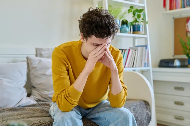 Nicolas (21) zit thuis en kan niet studeren: 'Ik heb 200% gegeven, maar het lukt me gewoon niet'.