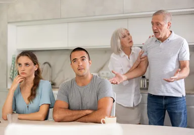 Help! Mijn familie maakt ruzie over politiek: 5 tips van een therapeut