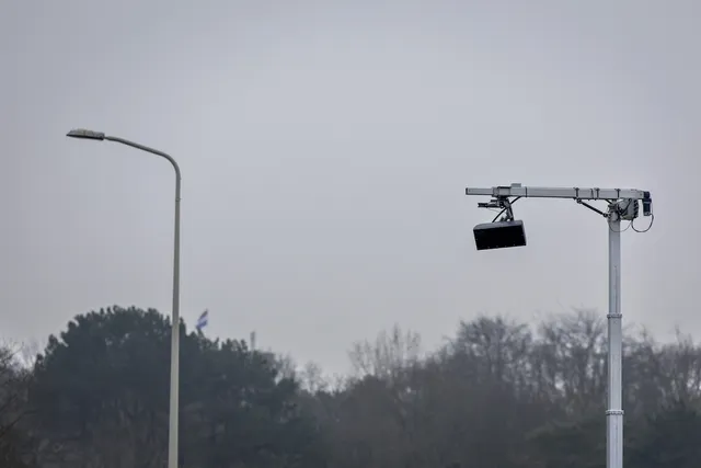 Eerste flitspaal geplaatst die smartphonegebruik gaat beboeten.