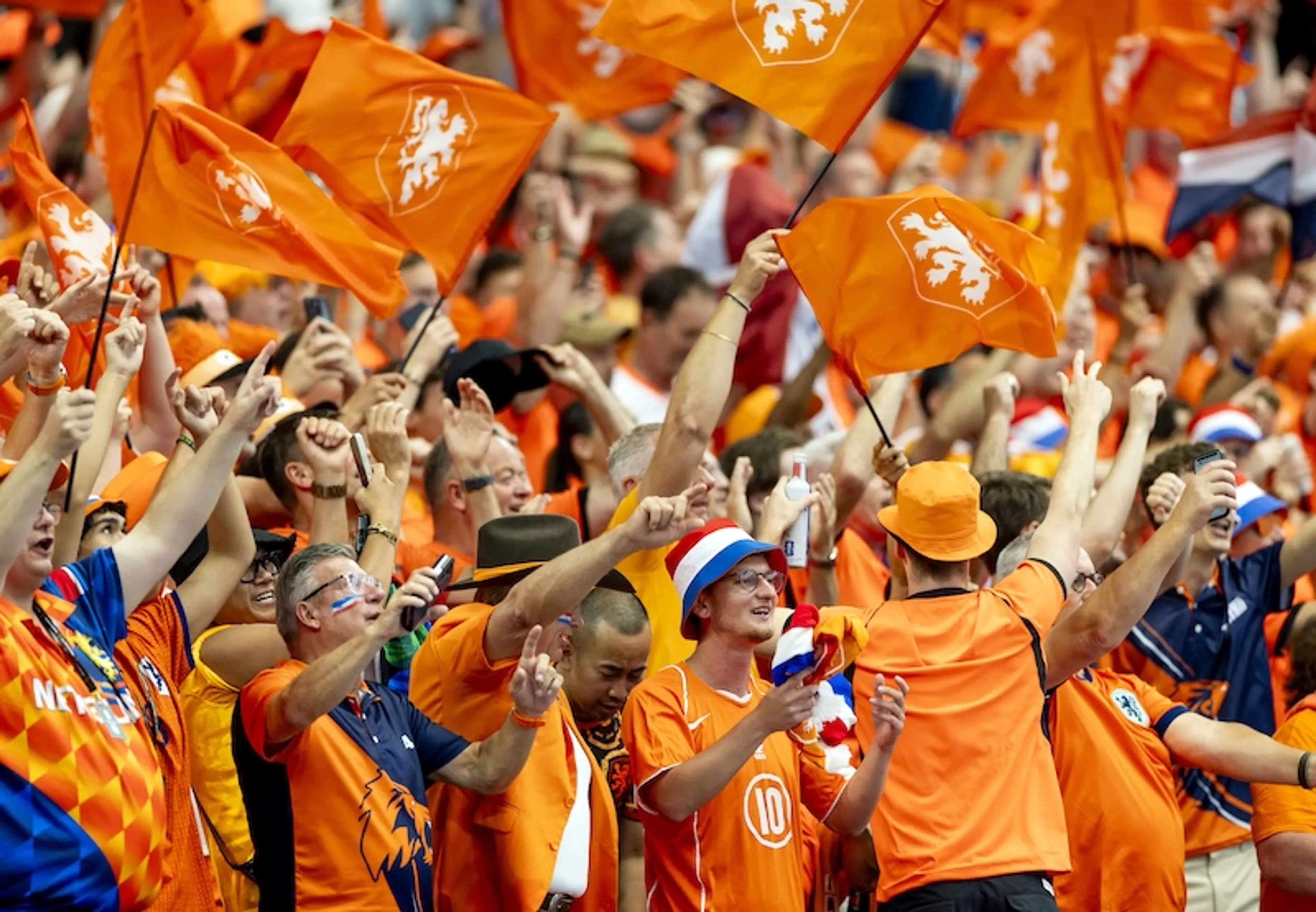 Oranjesupporters in het stadion tijdens de wedstrijd Nederland-Japan in Dallas.