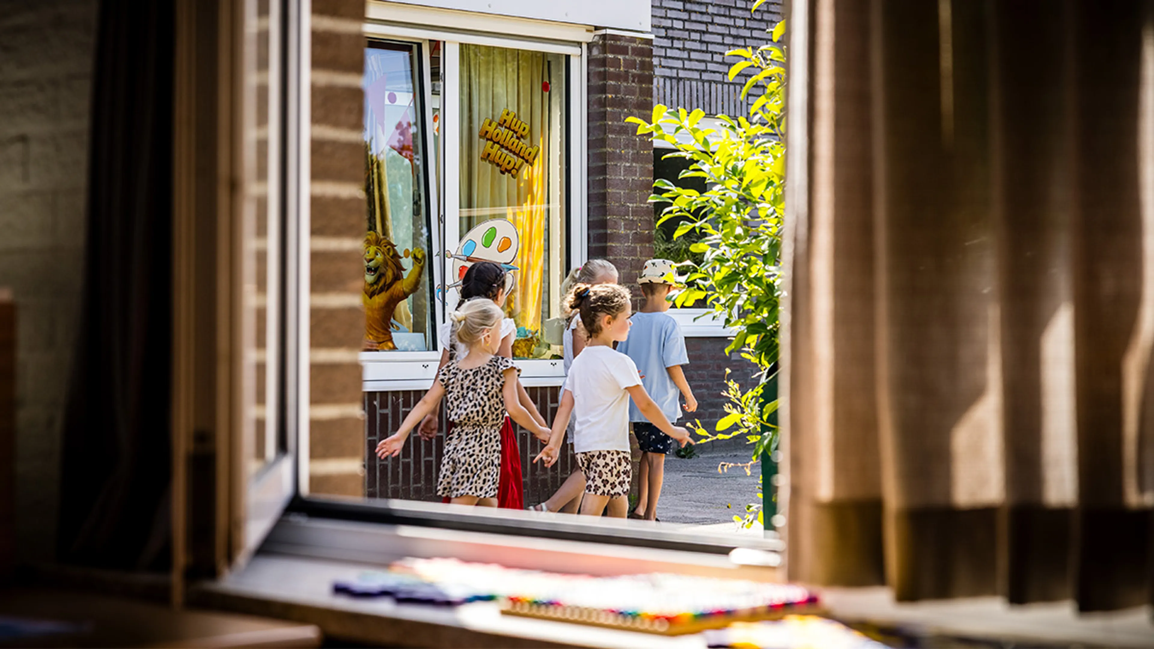 Het is deze week heet in ons land. Daarom kiezen veel scholen voor een tropenrooster.