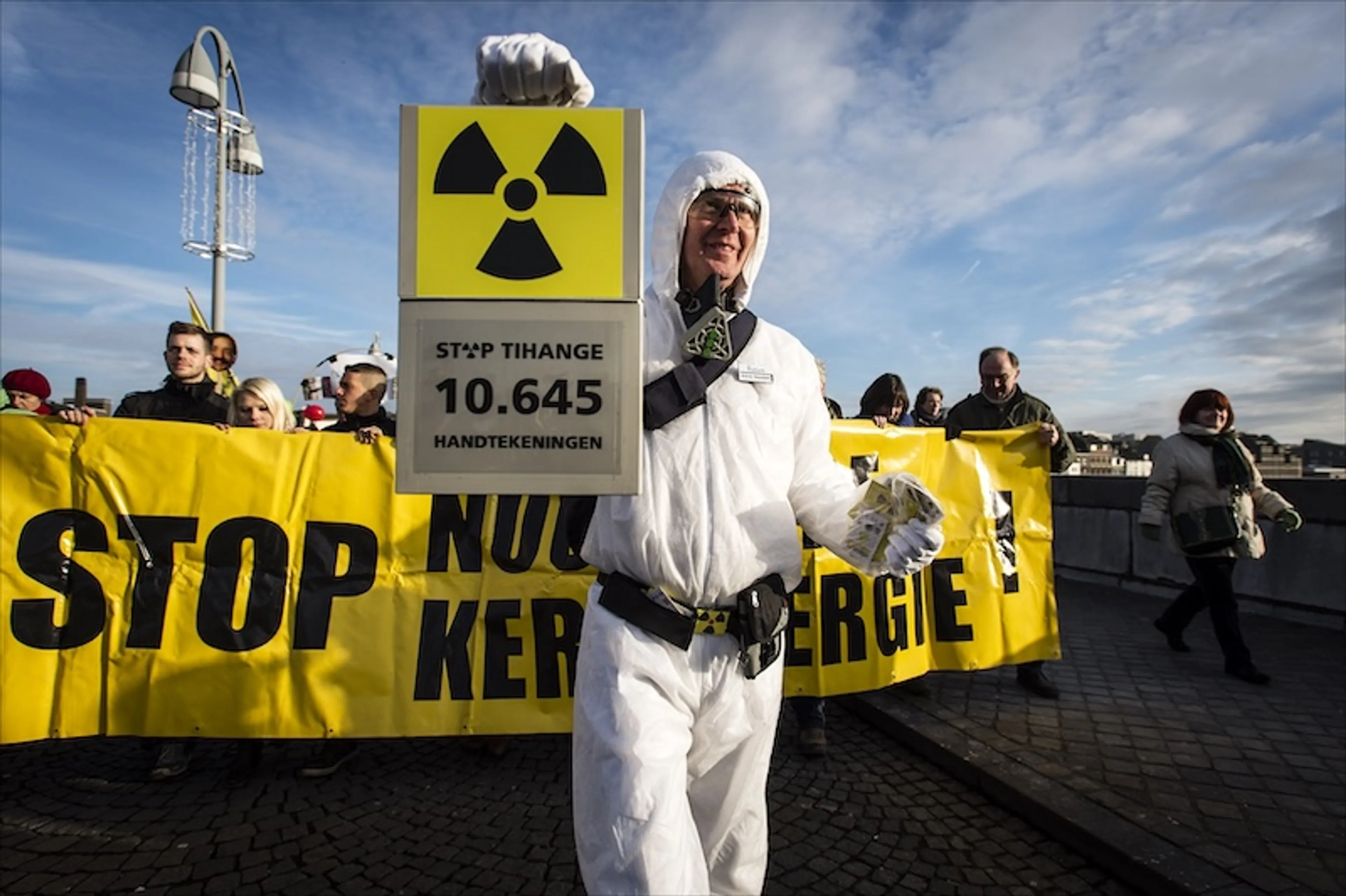 Een actievoerder leidt een demonstratie tegen de oude kerncentrale Tihange in België in 2013. De centrale ligt in de provincie Luik, ongeveer 40 kilometer van de Limburgse hoofdstad.