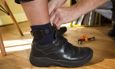 Met een enkelband thuis in voorarrest – slim of gevaarlijk?