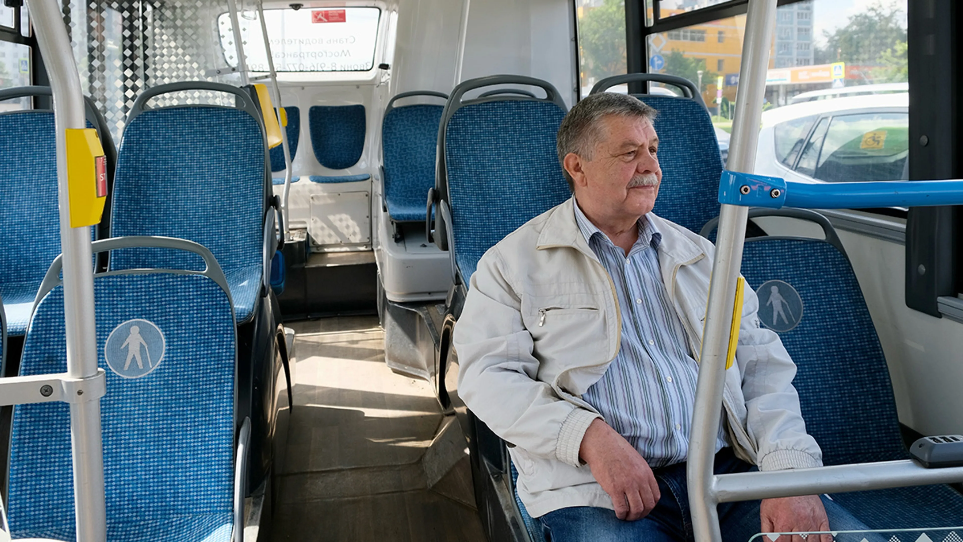 Een oudere man zit in de bus. Ouderen verliezen hun korting in het openbaar vervoer.