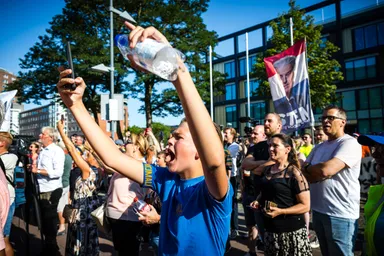 Protest bij azc's: moeten inwoners meer betrokken worden?