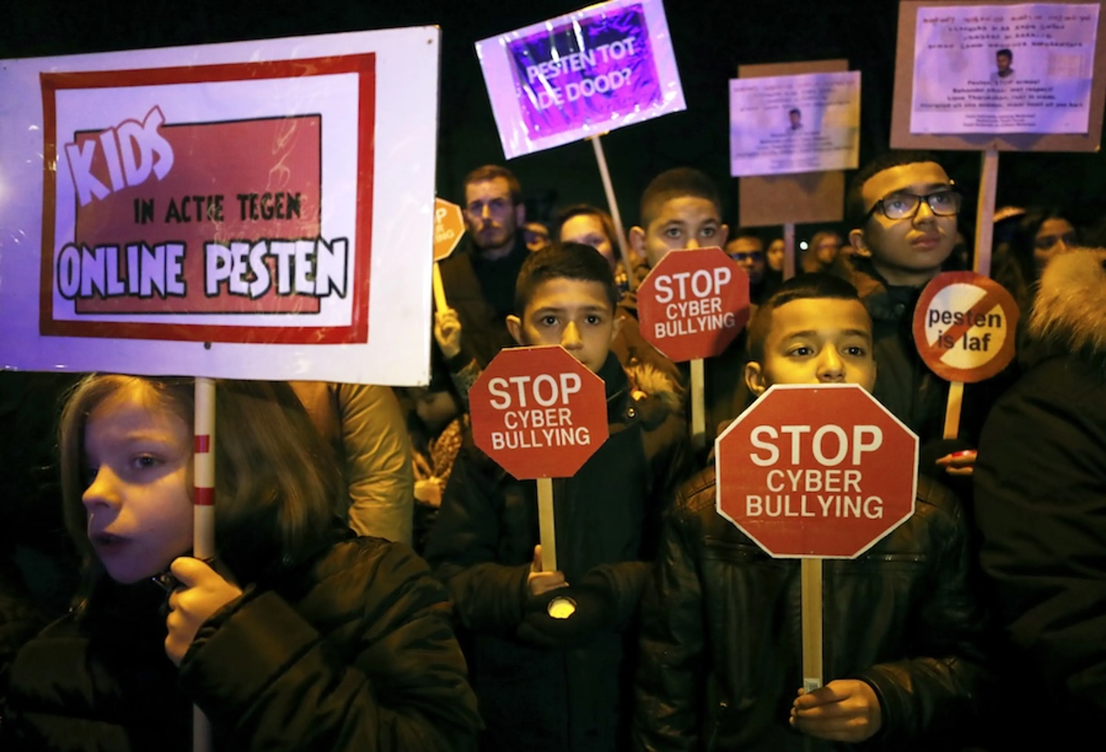 Kinderen lopen mee met borden tegen online pesten in een stille tocht ter nagedachtenis aan Tharukshan Selvam. De 15-jarige scholier van het Grotius college pleegde in 2017 zelfmoord nadat hij op school ernstig gepest werd.