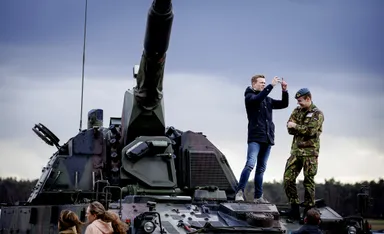 Defensie wil meer jongeren werven: 'Vrees voor militarisering van de samenleving'