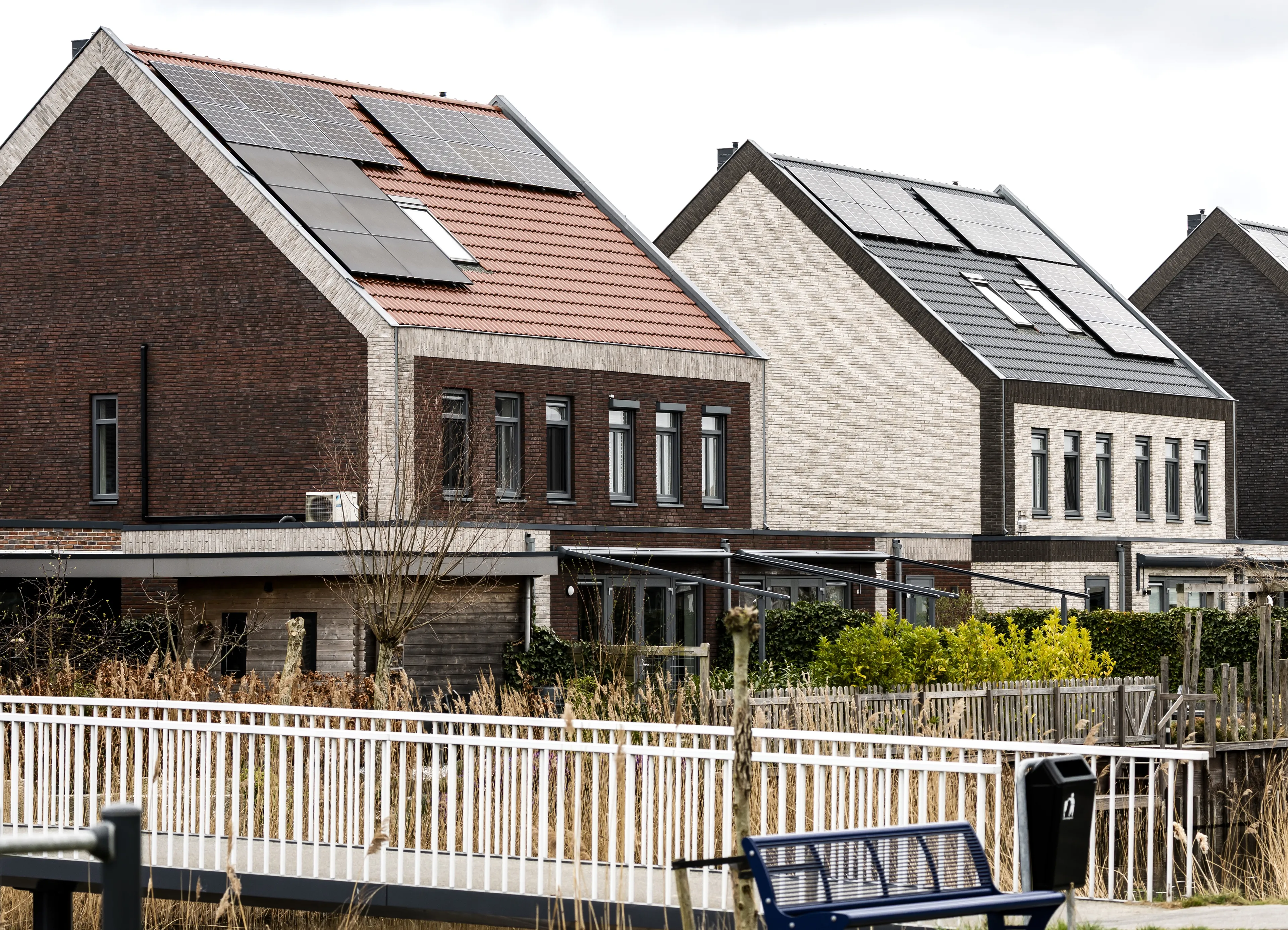 Zonnepanelen op een dak.