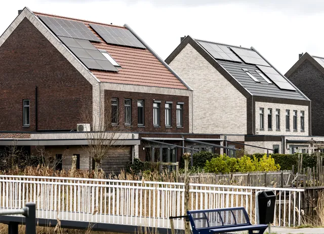 Zonnepanelen op een dak.