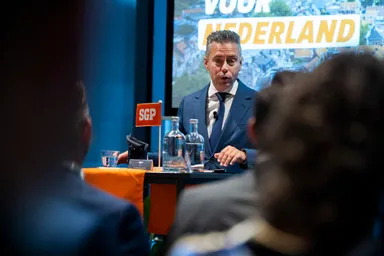 Chris Stoffer (SGP) doorgezaagd bij Jinek: 'Blijf rustig, blijf rustig'