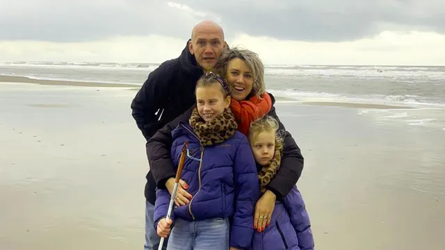 Evelien Janssen, moeder van Pleun (11), beschrijft hoe het is om een kind te zien aftakelen in plaats van opgroeien. Ze deelt er ook over in het televisieprogramma 'Dit is de Kwestie' (EO).