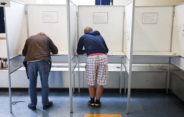 mensen in het stemhokje brengen stem uit voor Tweede Kamerverkiezingen.