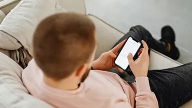 Tech-kenner Roderick Nieuwenhuis ruilt likes in voor leven zonder telefoon: ‘Om zes uur gaat hij uit’