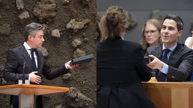 SGP-fractievoorzitter Chris Stoffer overhandigt Bijbel aan premier Rob Jetten: 'Laat het Woord van God ons beleidskompas zijn'