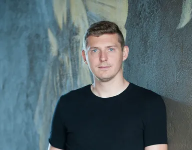 Milio groeide op in bittere armoede, maar is nu universitair docent: 'Ik heb gekampeerd in mijn eigen huis'