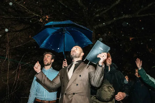 Tom de wal buiten in Tilburg voor zijn arrestatie.