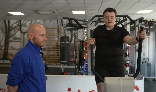 Tim is aan het sporten. Dit is de Kwestie (EO) onderzoekt waarom afslankmiddelen voor kinderen niet vergoed worden.