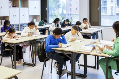 Komt het schooladvies voor kinderen te vroeg? 'Best presterende vmbo'er scoort vaak gelijk aan zwakste vwo'er'