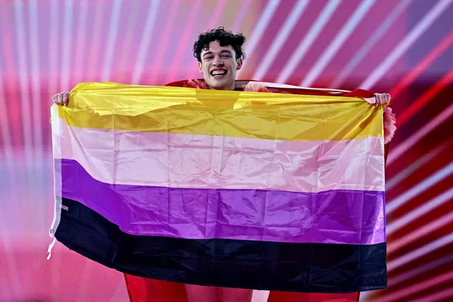 De Zwitserse Nemo representeerde Zwitserland met het liedje 'The Code'. Hen posteert met de non-binaire vlag tijdens de vlaggenparade van het 68ste Eurovisie Songfestival, op 11 mei 2024 in Malmo Arena in Malmo, Zweden.
