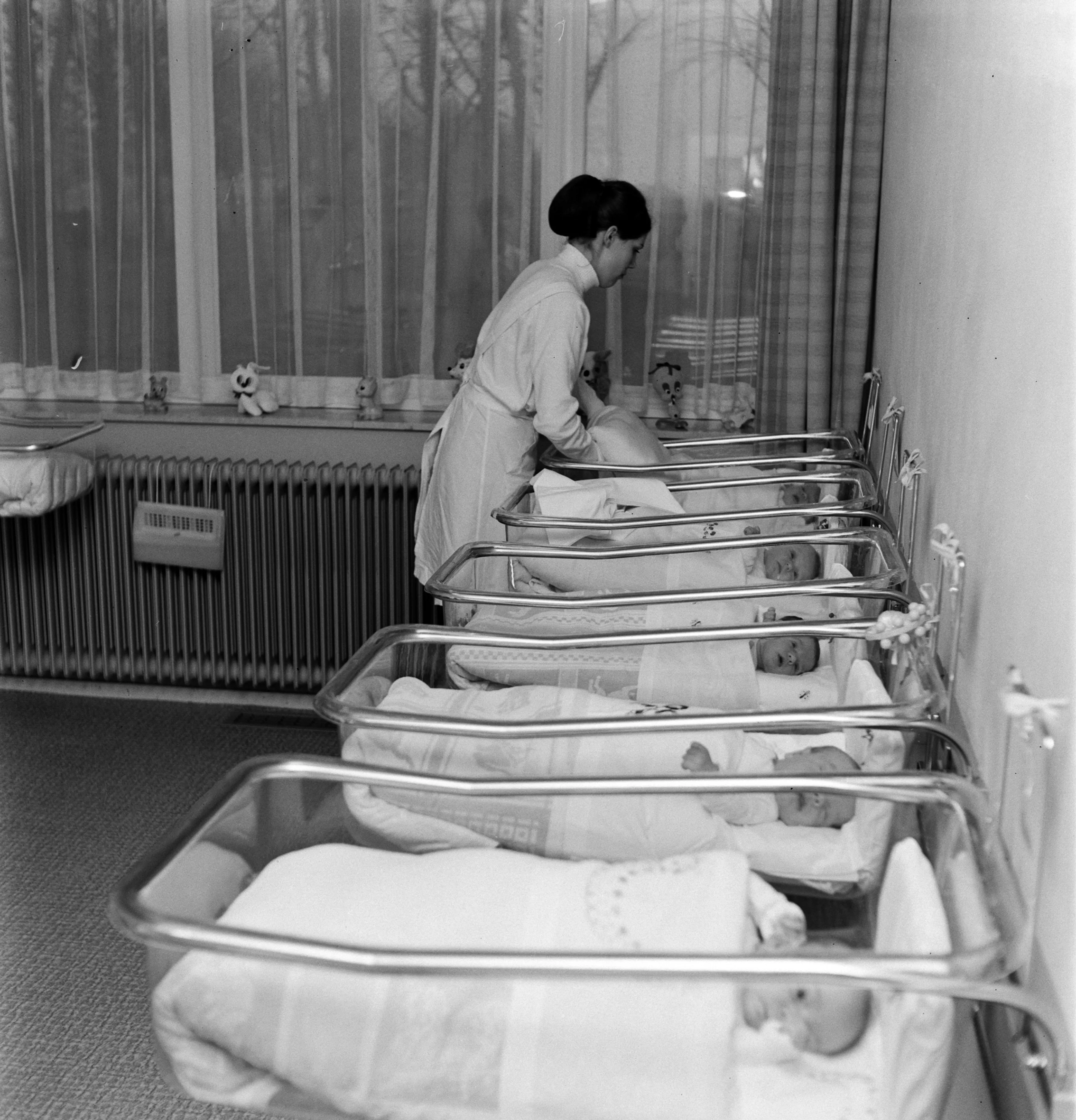 Een zaal met pasgeboren baby's in huize 'De Bocht' in Goirle (1971).