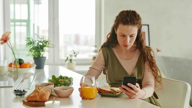 Populaire Bijbel-app verzamelt jouw data: 'Hij gaat direct van mijn telefoon af', YouVersion, Holy Bible, Bijbel.