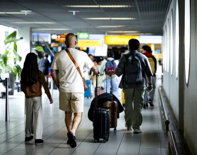 Onderzoeker: 'Verhoog de belasting op vliegtickets voor mensen die veel vliegen'