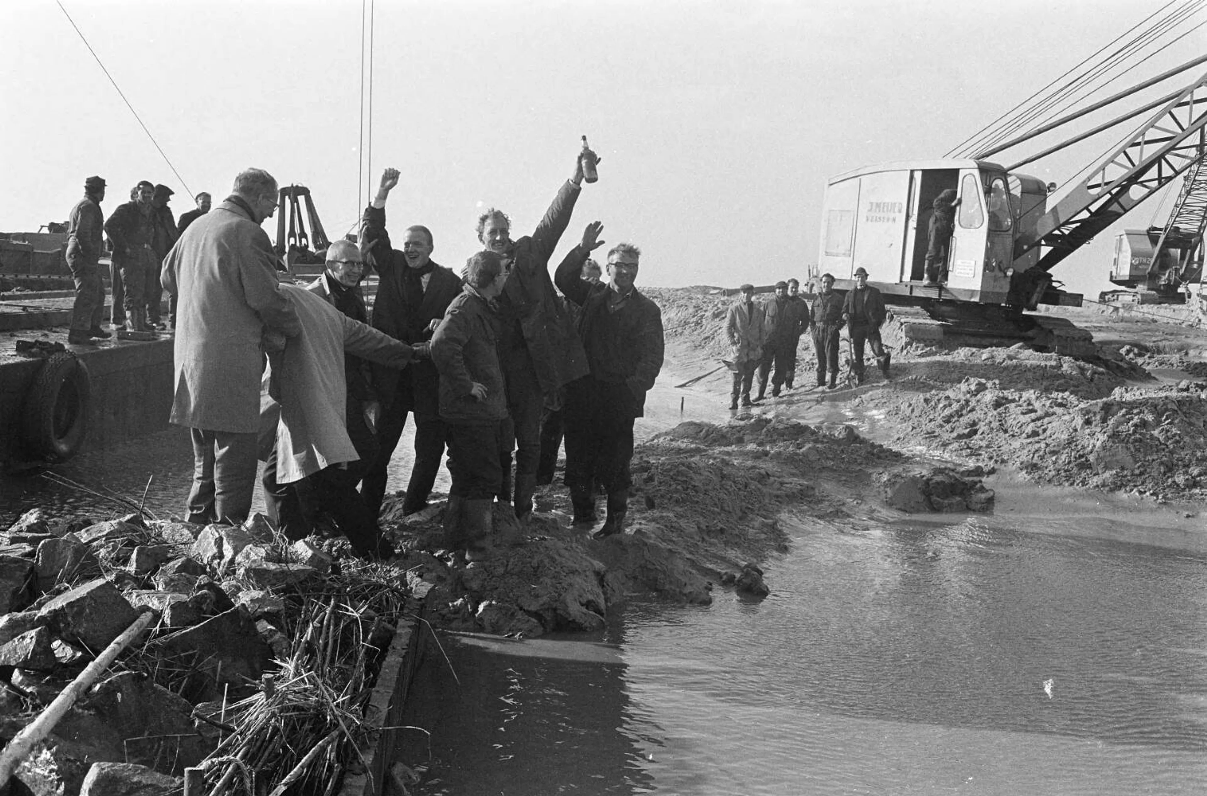 Dijk de nieuwe Zuid-Flevopolder is dicht. De eersten wagen zich over het gedichte gat