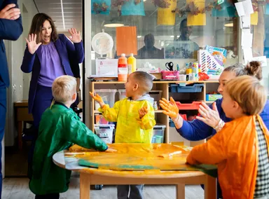 Je kind droppen bij de stadsoppas, terwijl je zelf gaat shoppen: moeten we dat willen?