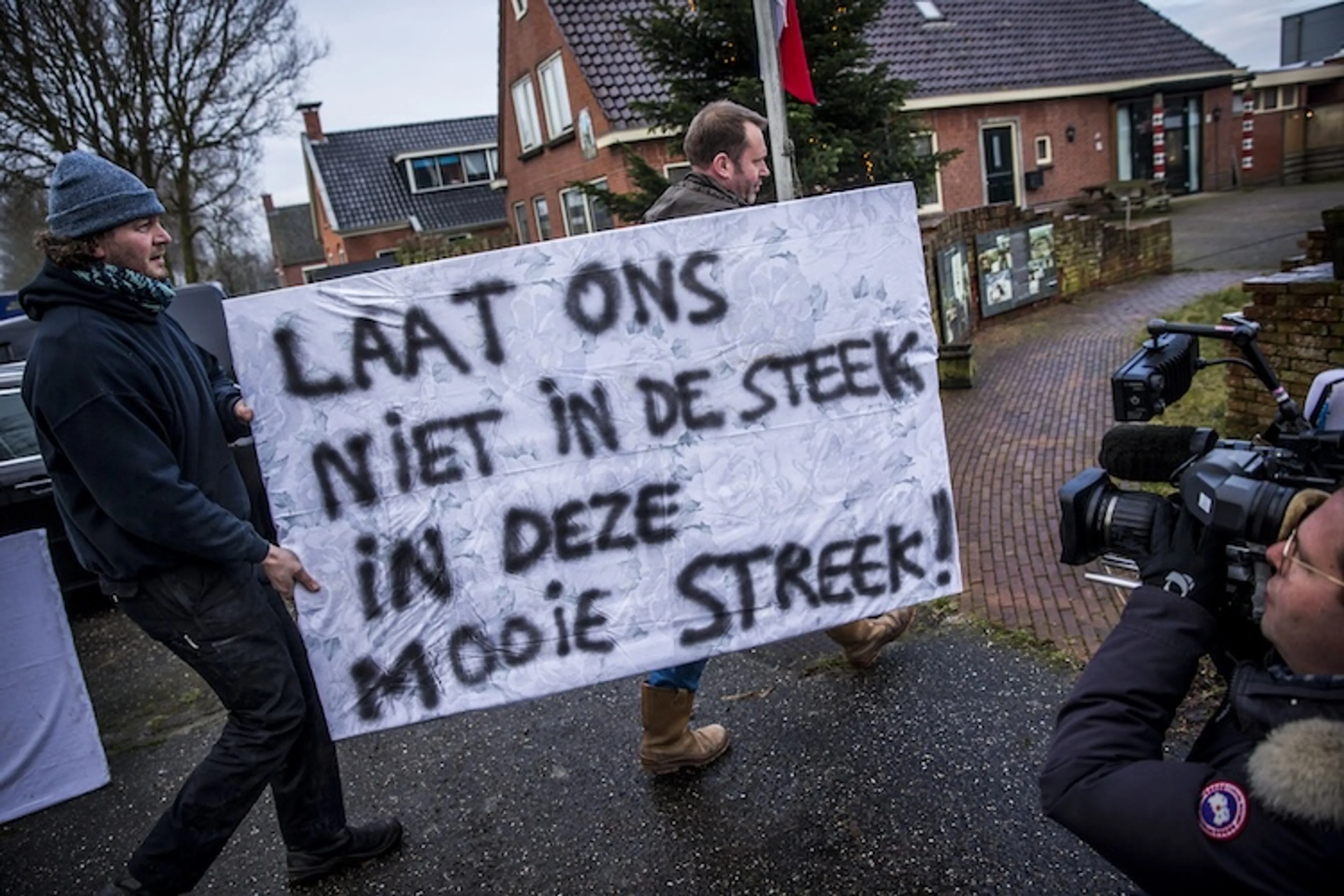 Protesterende Groningers bij een bezoek van toenmalig minister Wiebes naar een aardbeving bij Zeerijp in Groningen.