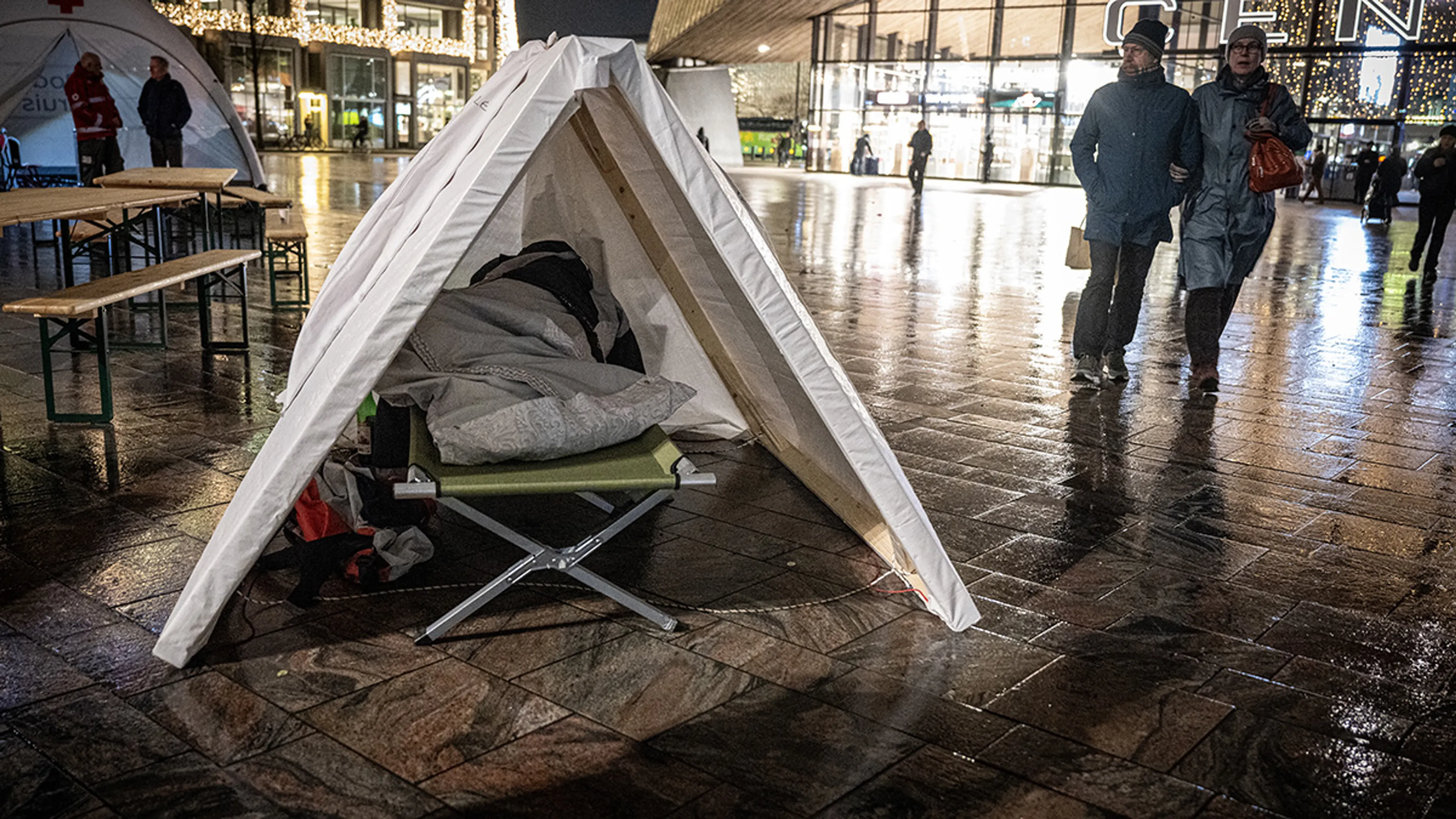 Illegaal in Nederland wordt strafbaar, tent op Rotterdam Centraal