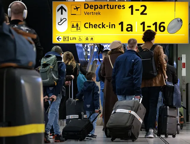 Vanaf 2027 gaat de vliegbelasting omhoog: hoe verder je reist, hoe hoger de vliegtaks. Wat betekent dit voor het klimaat, Schiphol en jouw vakantieplannen?.
