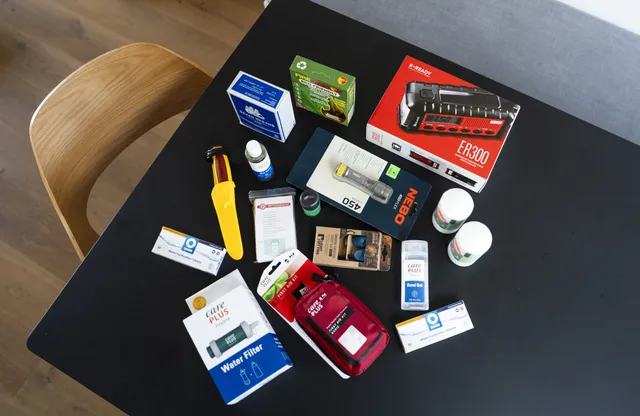 Uit recent onderzoek van het Rode Kruis blijkt dat inmiddels een derde van de Nederlanders beschikt over een noodpakket. Ondanks deze vooruitgang ontbreken er bij veel mensen nog veel essentiële items.