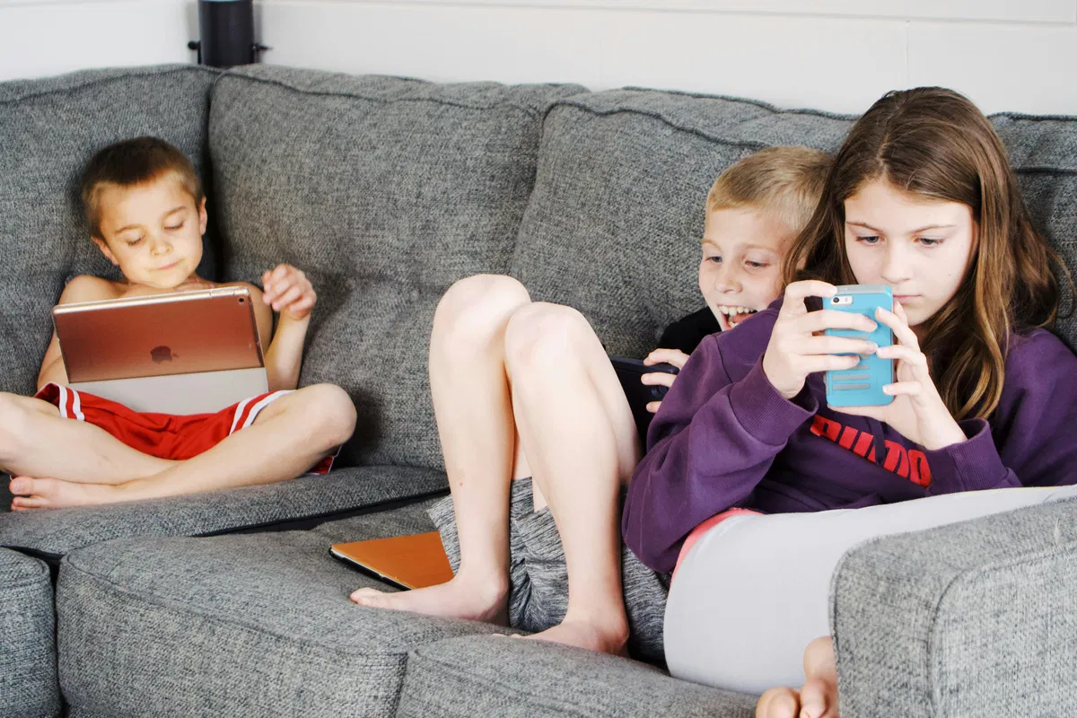Ist es an der Zeit, Mobiltelefone für Kinder unter 14 Jahren zu verbieten?