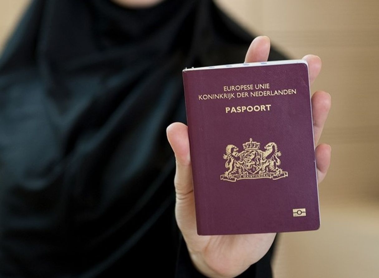 Mag je een migrant zijn paspoort weigeren als hij antisemitische uitspraken doet?