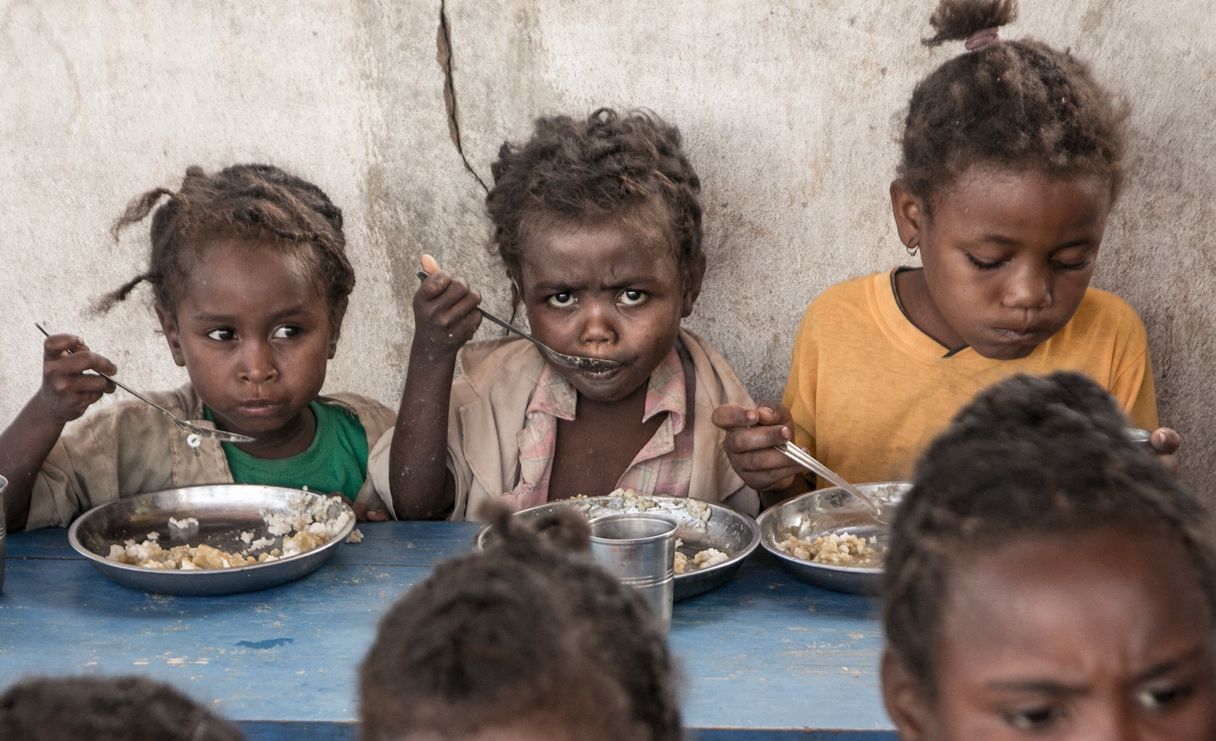 Het kabinet bezuinigt miljarden op ontwikkelingshulp. Is dat verantwoord? 'Dit kost levens'