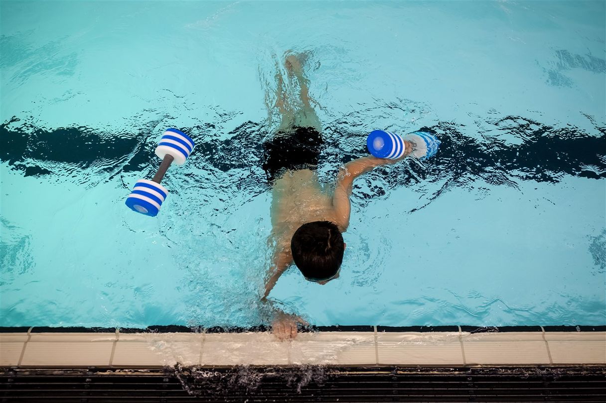 Steeds meer kinderen zonder zwemdiploma: tijd om het schoolzwemmen weer in te voeren?
