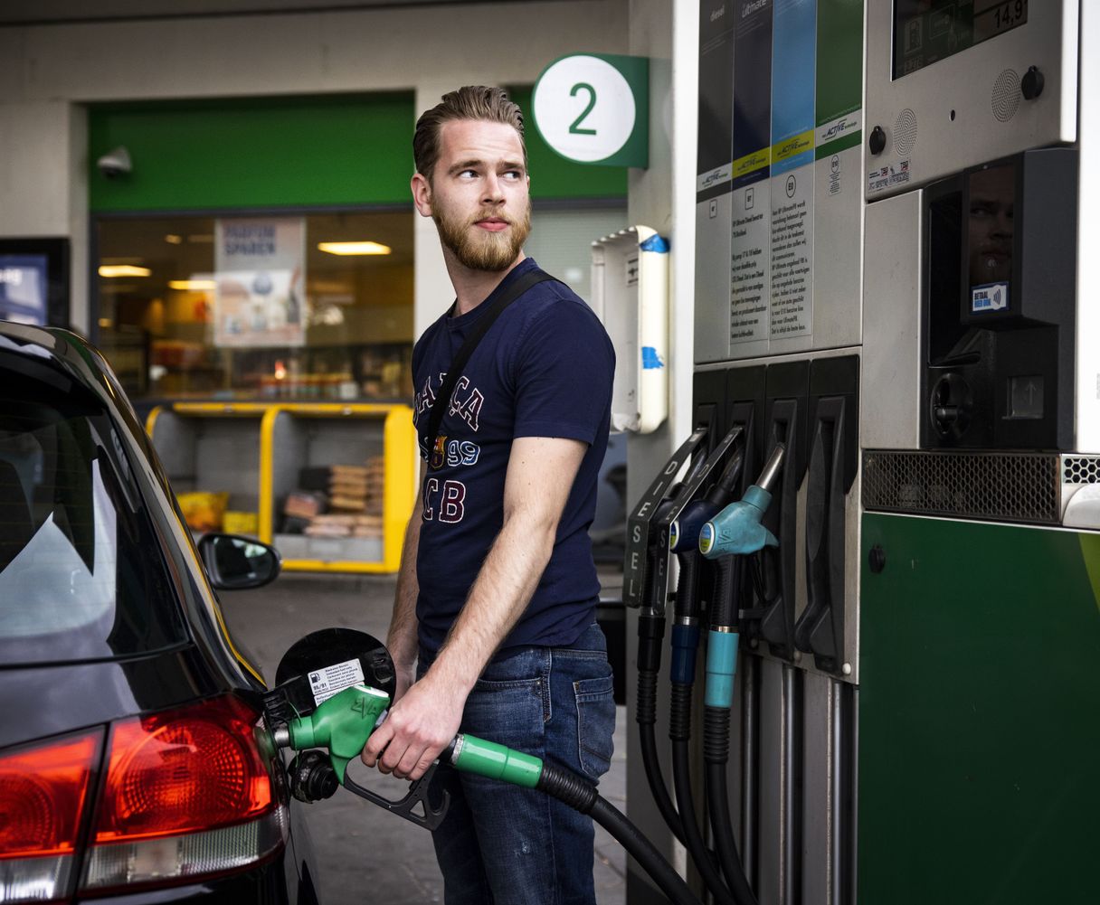 Waarom is benzine tanken zo duur? 'Prijs kan nog veel verder oplopen'